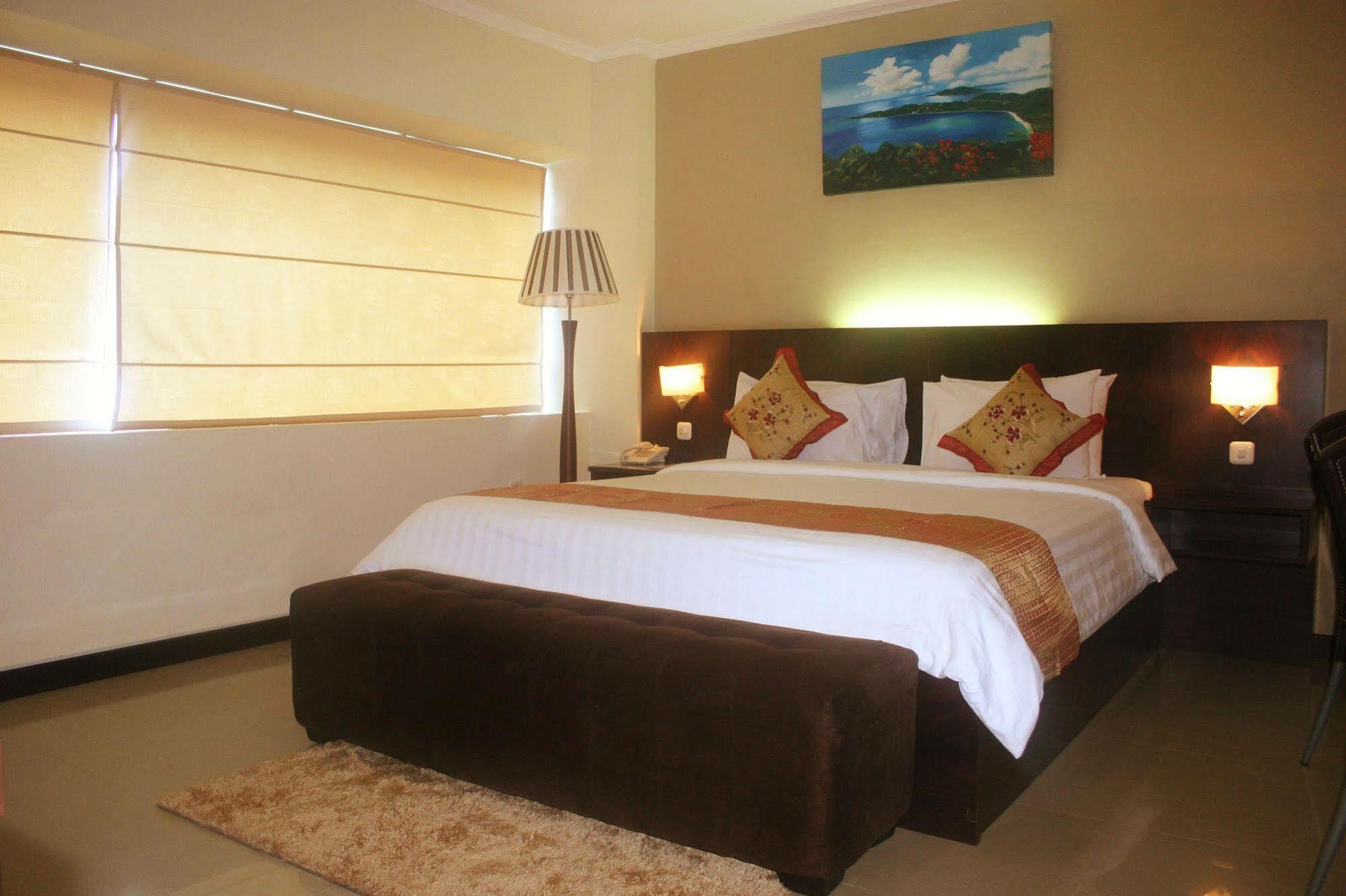 Royal Mamberamo Hotel Sorong Exterior photo